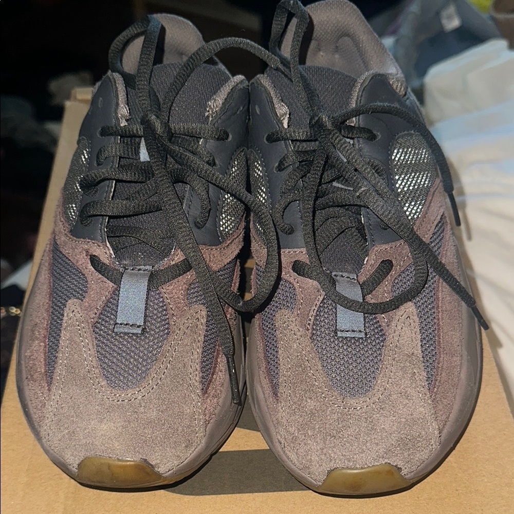 Men's Yeezy. I'm a woman size 7 so I bought these in a men's size small.